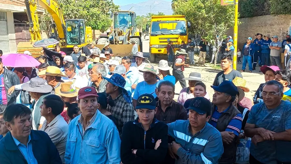 El acto de inicio de obras de pavimento r&iacute;gido de la avenida Santa Cruz, en Quillacollo, este 20 de abril. GOBERNACI&Oacute;N