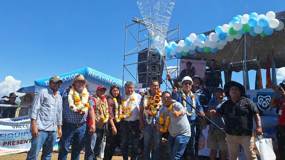El acto de entrega de agua en el Distrito 5 de Tiquipaya. MISICUNI