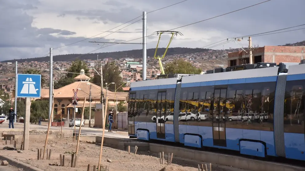 La prueba de movimiento de la ampliaci&oacute;n de la l&iacute;nea Roja del Tren Metropolitano, este 21 de abril en Santa Vera Cruz. DICO SOL&Iacute;S