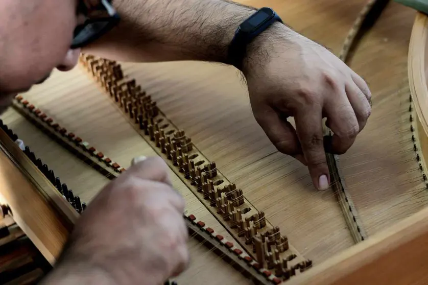 Un luthier ajusta un clavec&iacute;n para el Festival de M&uacute;sica Misiones de Chiquitos. APAC