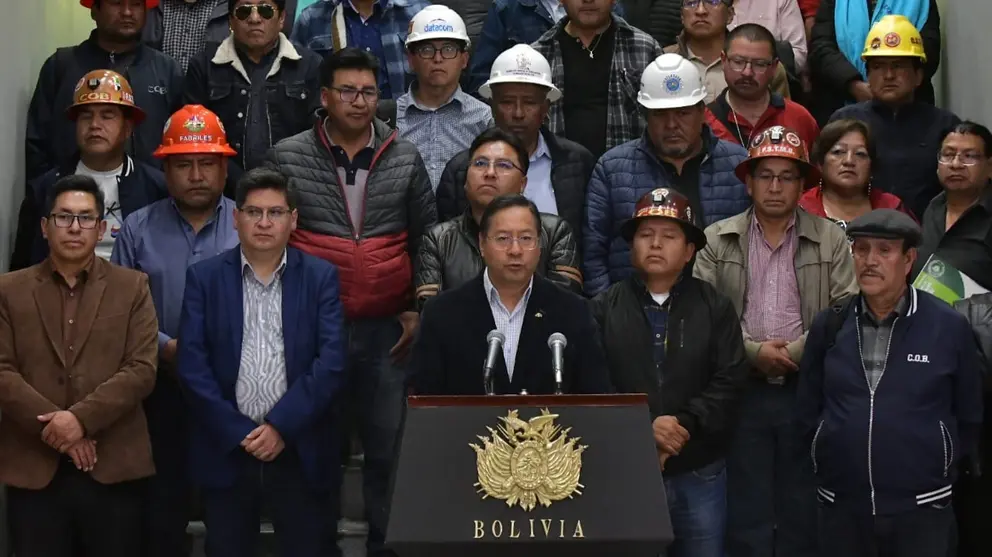 El presidente Luis Arce (c), junto a dirigentes de la COB. APG