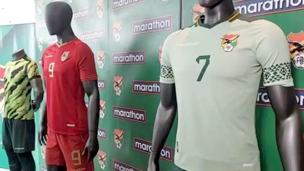 La presentación de las camisetas se realizó este jueves./ OXIGENO.BO