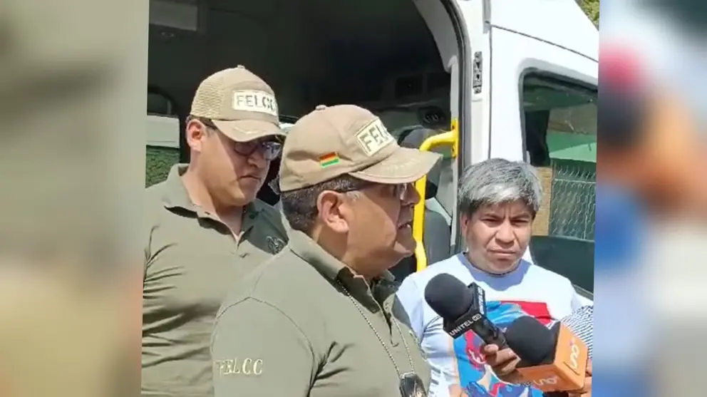 El director de la FELCC Freddy Medinacelli y la v&iacute;ctima del robo de veh&iacute;culo, en contacto con la prensa. MARIELA COSS&Iacute;O