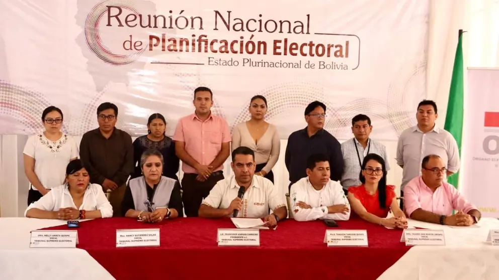 Vocales nacionales y de los tribunales electorales departamentales, luego del encuentro en Trinidad. OEP