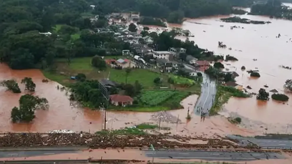 El Sur de Brasil es azotado por una de las mayores inundaciones: Hay 56 muertos y 67 desaparecidos ./ URGENTE.BO