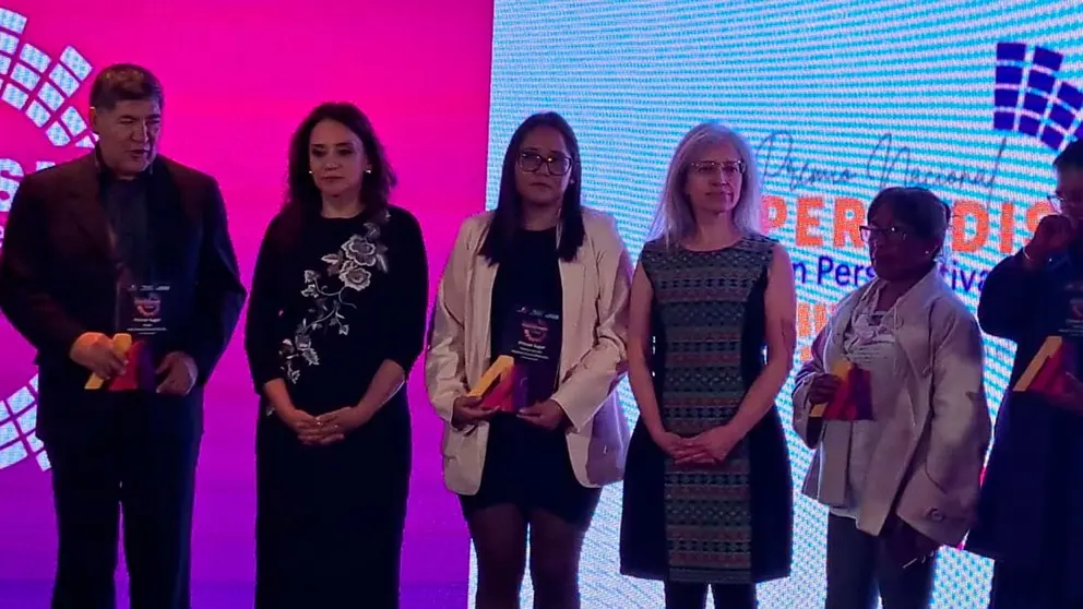 La periodista de OPINI&Oacute;N Mariela Cossio en el centro de los colegas de la prensa que fueron premiados. CORTES&Iacute;A