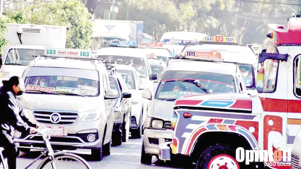Veh&iacute;culos de transporte p&uacute;blico, en Cochabamba./ DICO SOLÍS