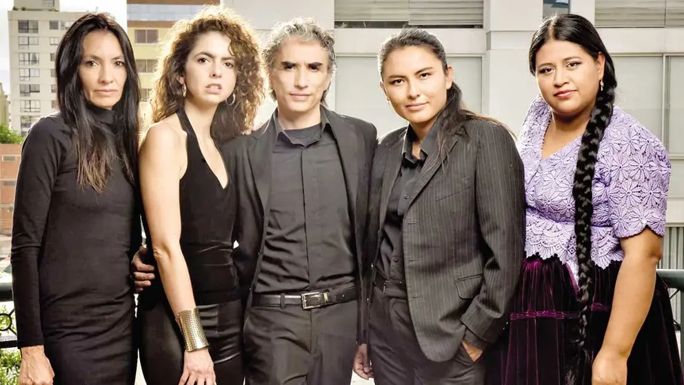 Diego Aramburo junto al elenco de &lsquo;Ususi&rsquo;./ ALMA TUNANTE