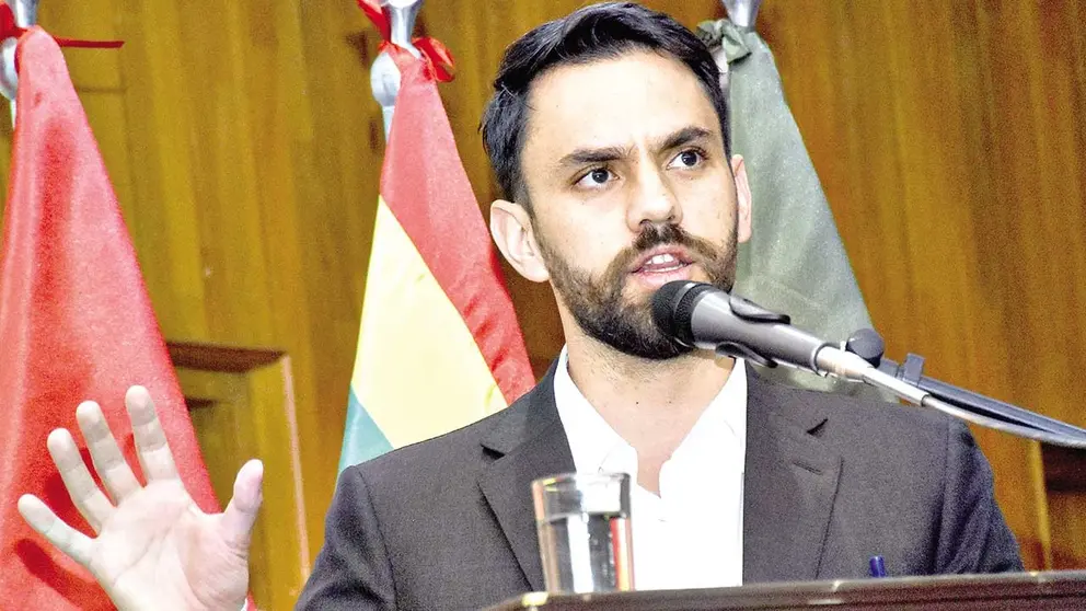 El ministro de Gobierno, Eduardo del Castillo, ante los medios de comunicaci&oacute;n./ APG