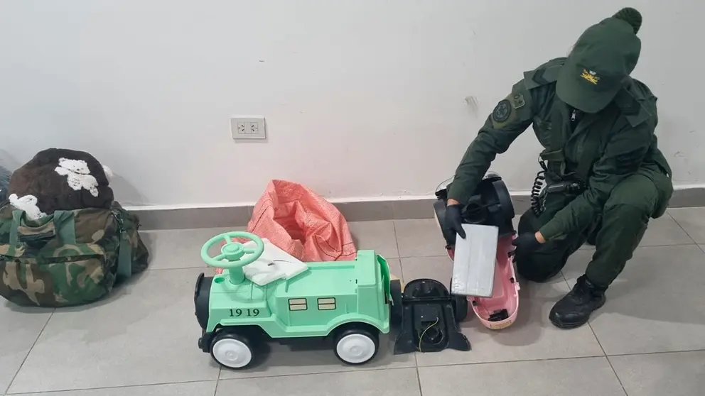 Una oficial de la polic&iacute;a argentina interviene los juguetes./ ARGENTINA.GOB