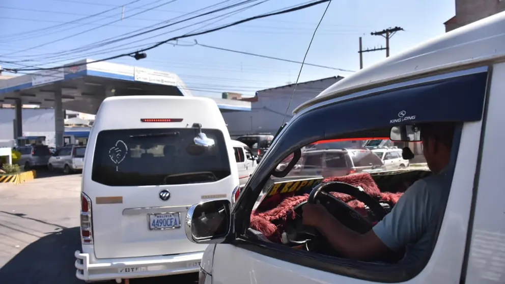 Ayer, en un surtidor de Cochabamba, largas filas de veh&iacute;culos esperaban su turno para cargar combustible. DICO SOL&Iacute;S