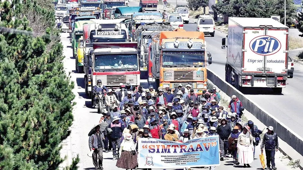 El transporte pesado marcha en el departamento pace&ntilde;o./ APG