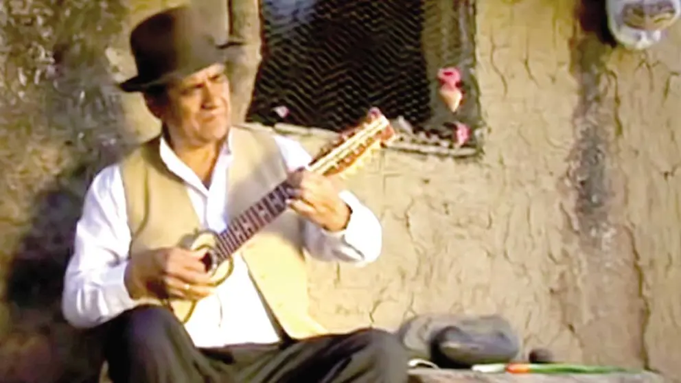 El charanguista Alfredo Coca en el video musical de &lsquo;Selecci&oacute;n de Huay&ntilde;os&rsquo;./ CAPTURA DE PANTALLA, YOUTUBE