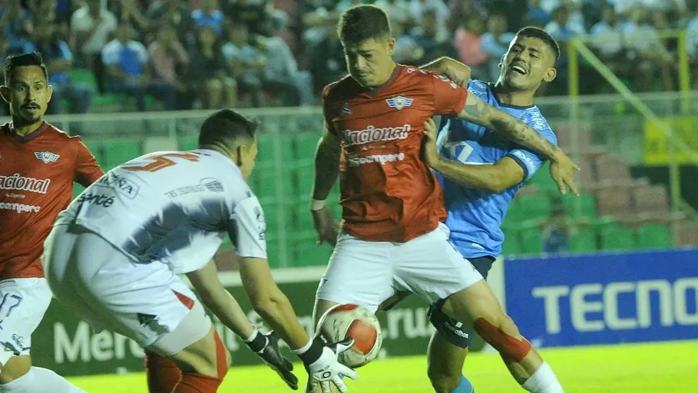 Una acción del partido entre Wilstermann y Blooming, en Santa Cruz. APG