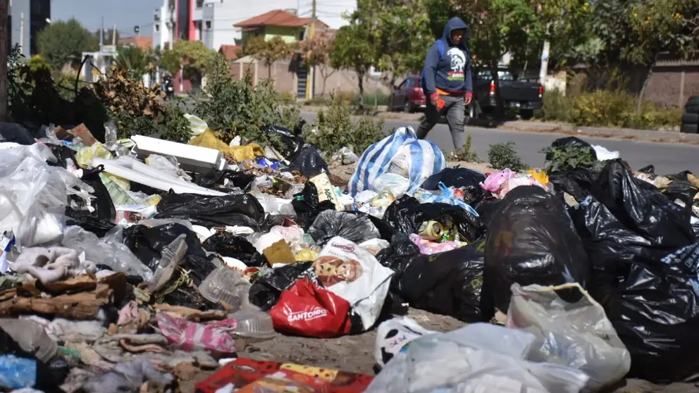 Gran cantidad de basura en las calles de Quillacollo. DICO SOL&Iacute;S