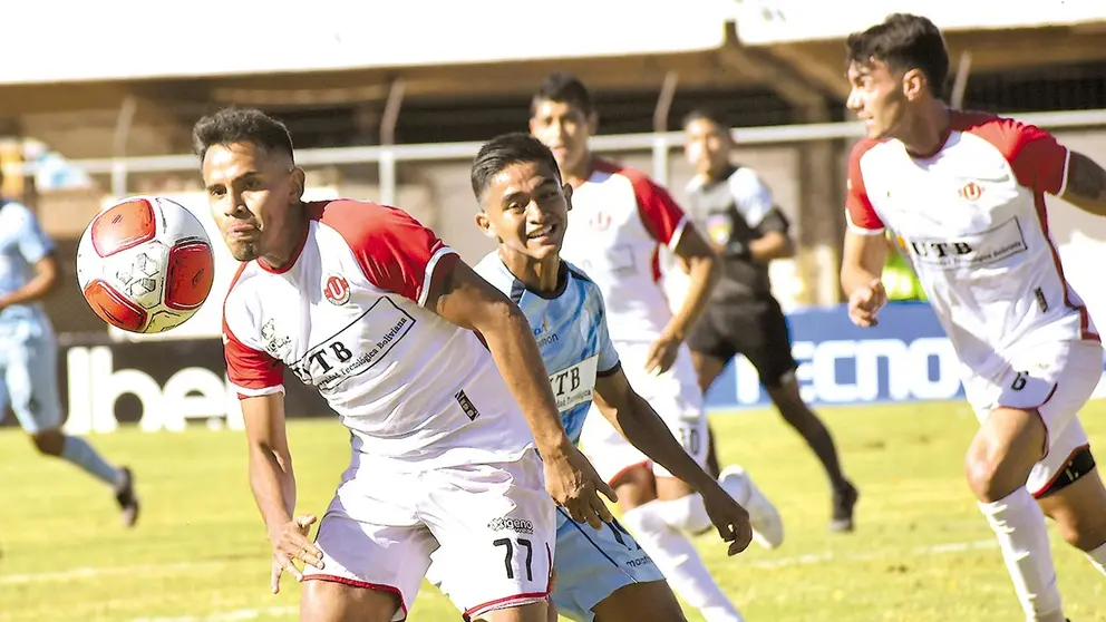 Una acción del partido en que FC Universitario de Vinto y Aurora empataron por la cuarta jornada del torneo Clausura./ NOÉ PORTUGAL