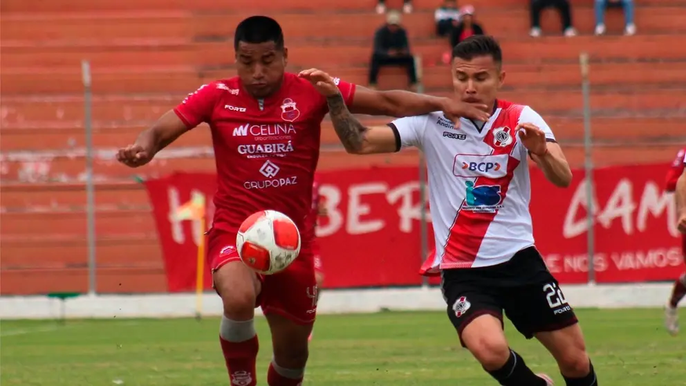 Una jugada del empate (1-1) que registraron Guabir&aacute; y Nacional Potos&iacute; en Montero. APG