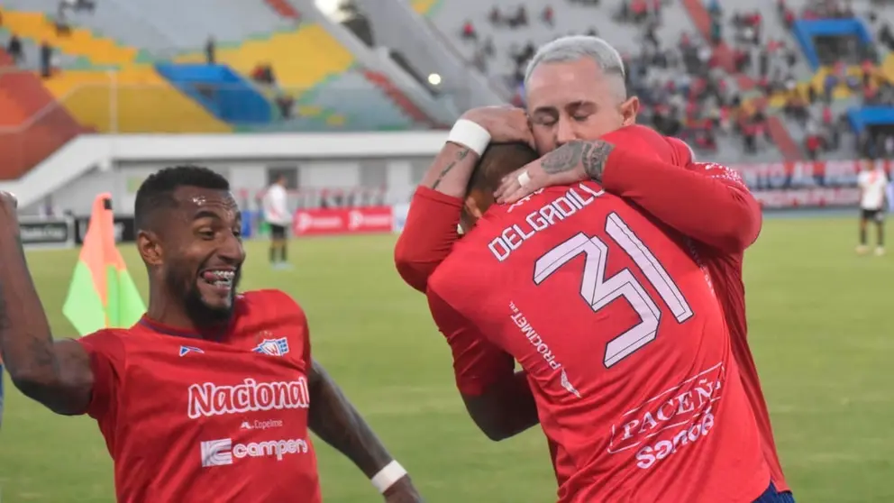 Rodrigo Amaral, Jefferson Tavarez y Mat&iacute;as Delgadillo festejan el gol del &uacute;ltimo contra Always Ready en Cochabamba. NO&Eacute; PORTUGAL