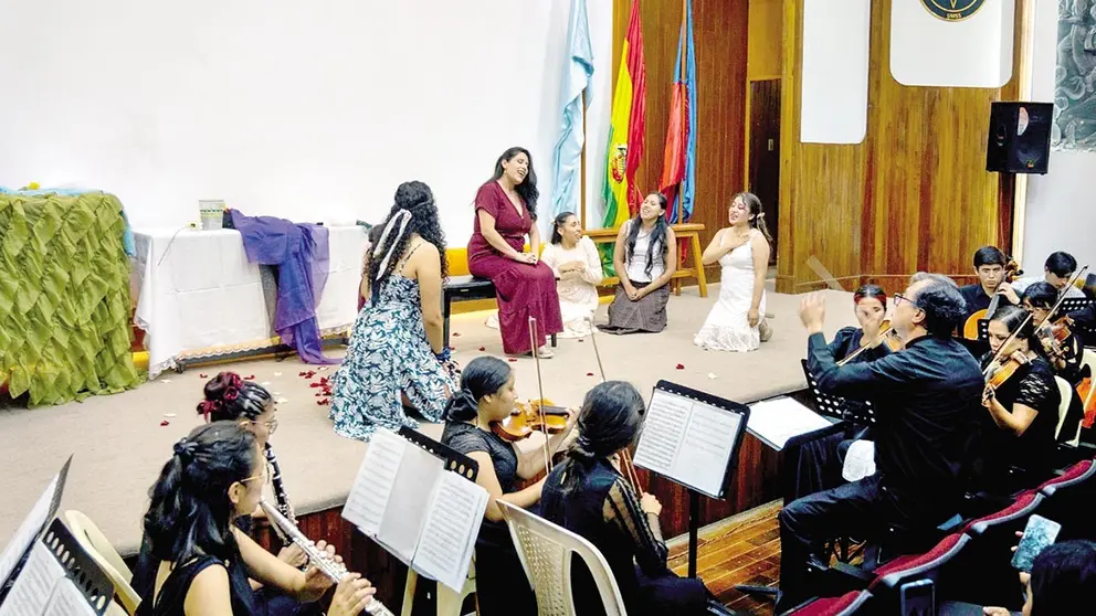 Integrantes del Ensamble Khuska hacen gala de su talento en un escenario./ ENSAMBLE KHUSKA