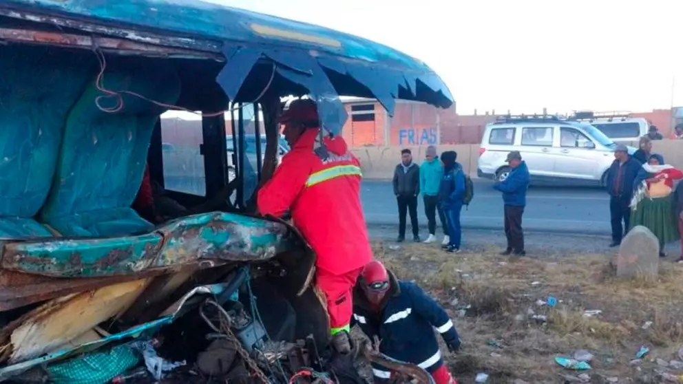 Personal de bomberos en el lugar del accidente. Radio Continental