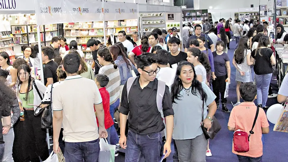 Gente transita por los pasillos de la muestra literaria cruce&ntilde;a./ CORTES&Iacute;A