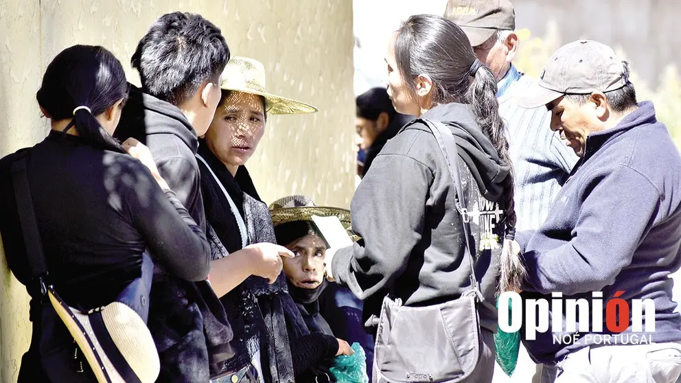 La familia de Santiago Guzm&aacute;n aguarda la entrega del cuerpo en el IDIF de Cochabamba./ NO&Eacute; PORTUGAL