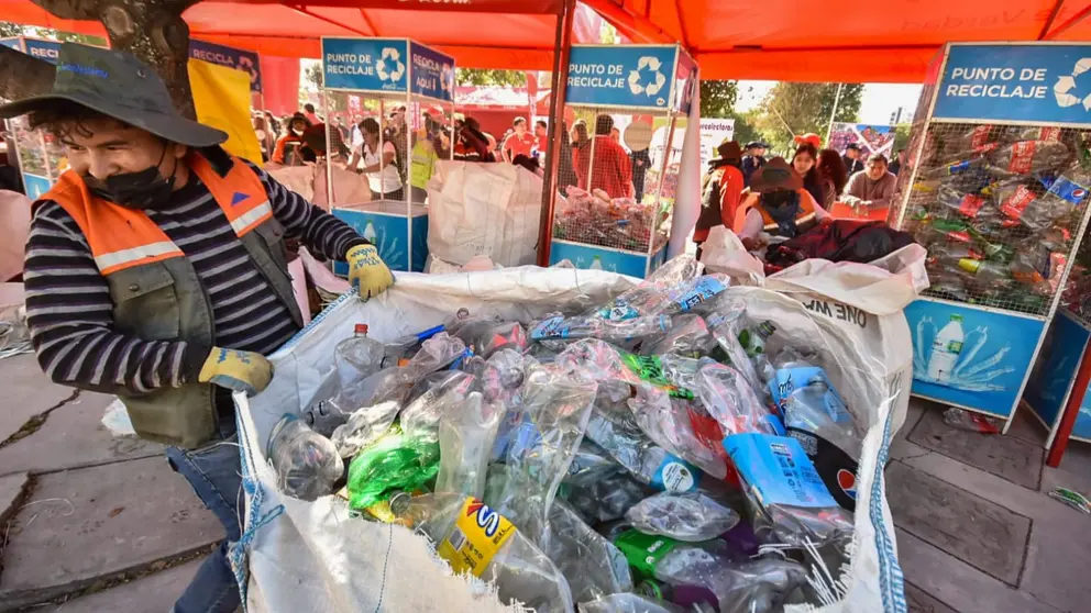 &lsquo;Cocha recicla&rsquo;, realizada en el marco del D&iacute;a Mundial del Medio Ambiente, tiene lugar en el parque Excombatientes.DICO SOL&Iacute;S