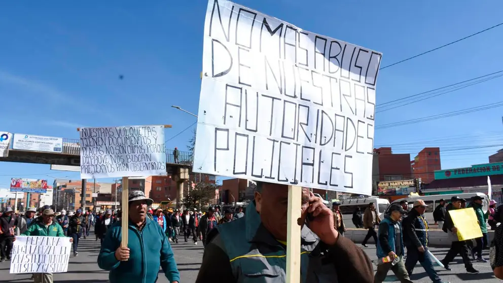 Los transportistas marchando en El Alto. APG