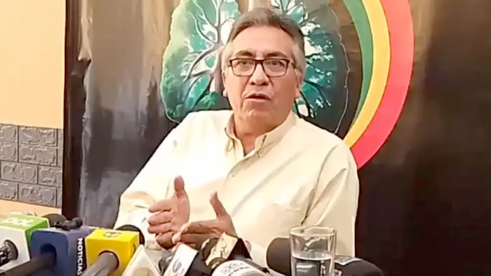 El exviceministro de Coordinación Gubernamental Gustavo Torrico, en conferencia de prensa./ ERBOL
