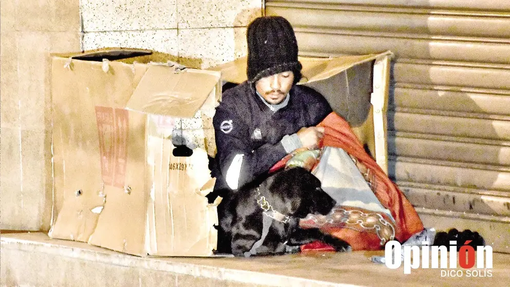 Una persona en situaci&oacute;n de calle junto a su mascota en la avenida Huayna Kapac casi Aroma./ DICO SOL&Iacute;S