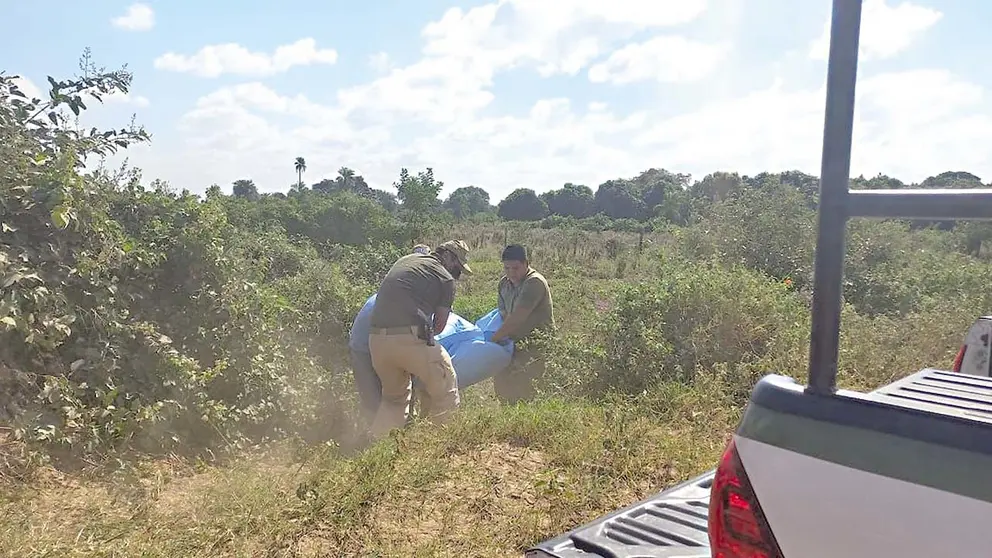 Policía realiza el levantamiento del cuerpo de una mujer en Okinawa, en Santa Cruz./ FISCALÍA