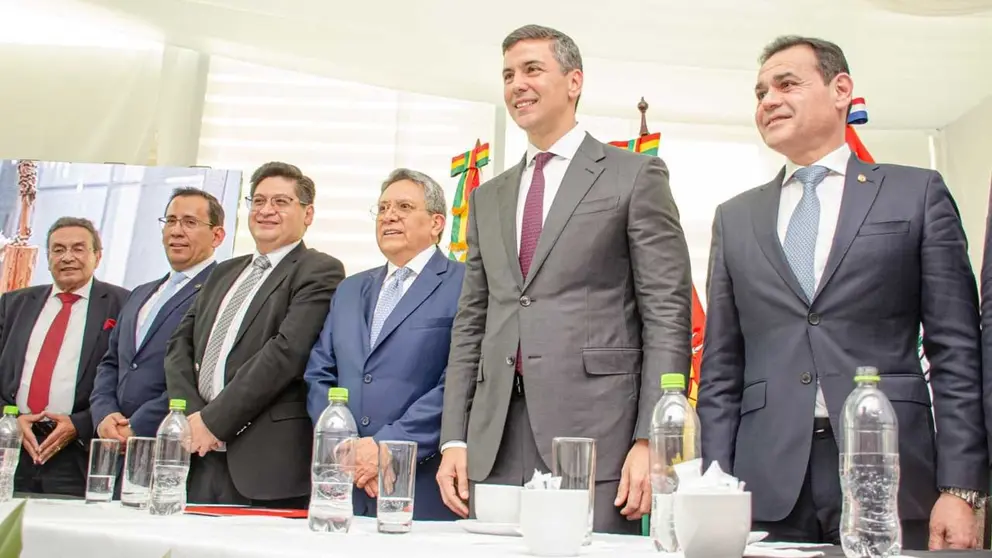Representantes del empresariado privado de Bolivia junto con el presidente de Paraguay, Santiago Peña./ CEPB