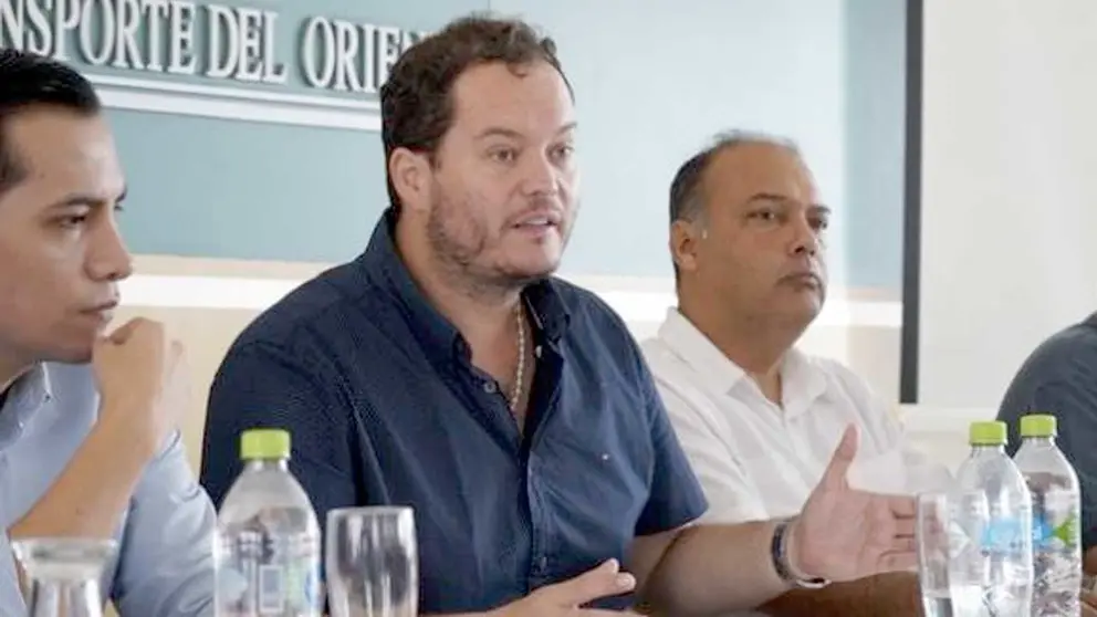 La reunión de Dorgathen con dirigentes del transporte cruceño, este viernes./ OXIGENO.BO