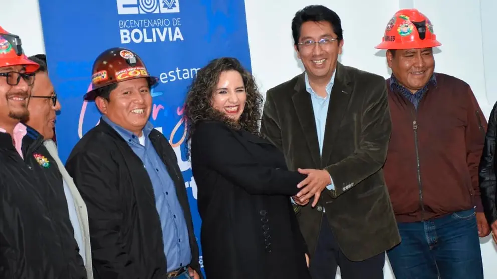 La ministra de Salud Mar&iacute;a Rene&eacute; Castro junto al nuevo gerente de la CNS Ren&eacute; Delgado y dirigentes de la COB. APG