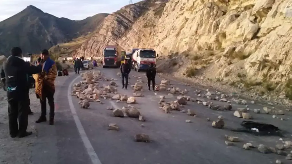 Mineros de Tapacari bloquean carretera en Sayari para exigir cr&eacute;dito para doble v&iacute;a Confital-Bombeo. - Radio Domingo Savio