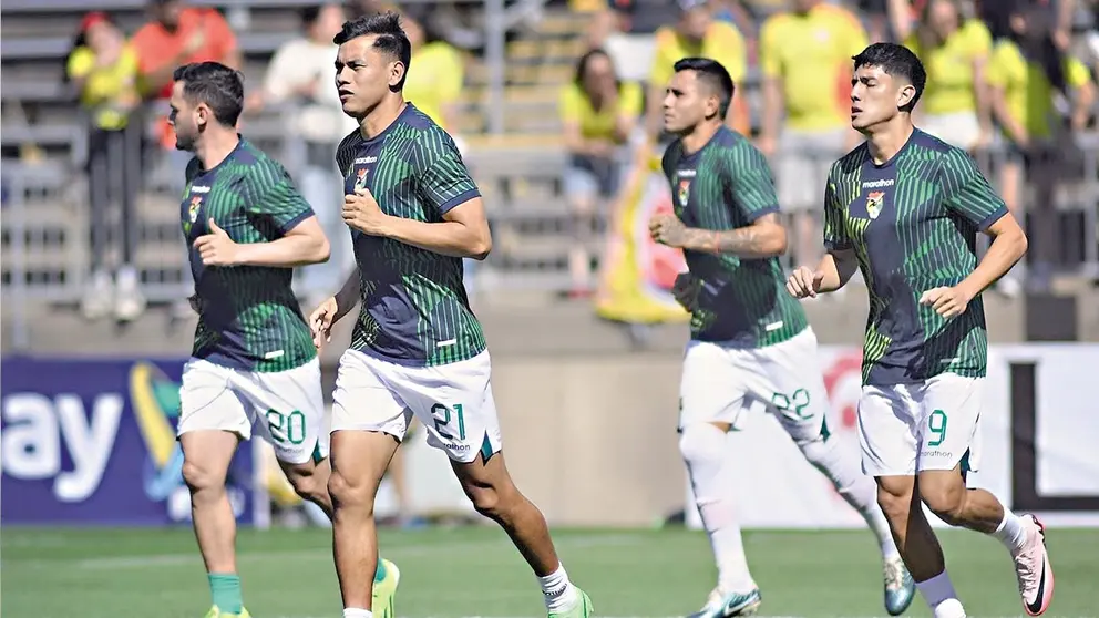 Jugadores de la Selecci&oacute;n Nacional realizan ejercicios precompetitivos para un 
amistoso previo a la Copa Am&eacute;rica./ FBF