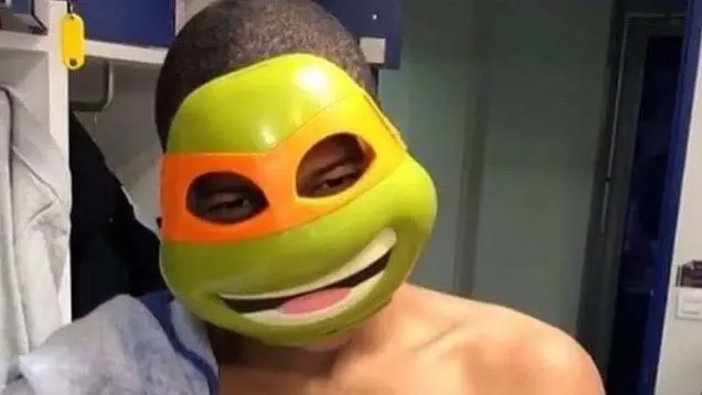 Kylian Mbapp&eacute; usando una m&aacute;scara que le regalaron en el PSG. CALLZO.