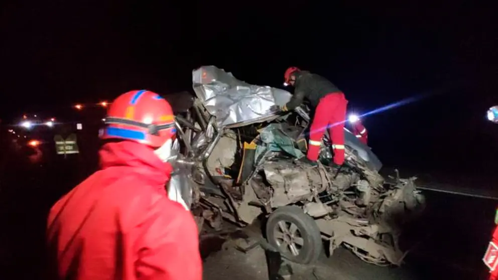 As&iacute; qued&oacute; el minibus tras el accidente. Direcci&oacute;n de Bomberos de Cochabamba