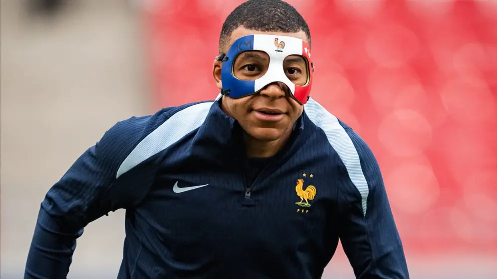 Mbapp&eacute; estrena m&aacute;scara en el entrenamiento de Francia. EQUIPE DE FRANCE.