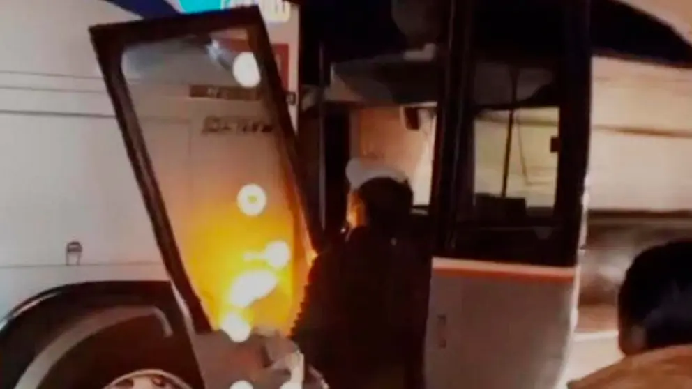 Imagen del bus tras el ataque con piedras en la carretera Cochabamba-Oruro. RRSS