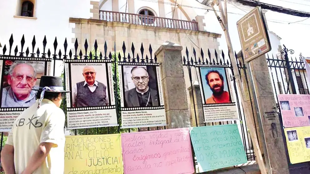 Pancartas en contra de los curas abusadores en las puertas del templo de la Compañía de Jesús en Cochabamba./ NOÉ PORTUGAL