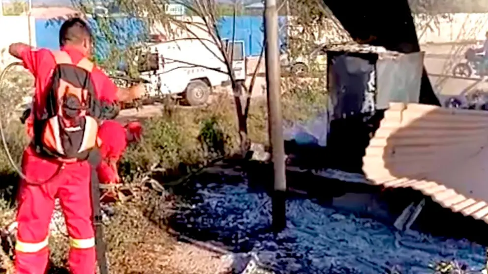 Bomberos extinguen el fuego que consumi&oacute; la oficina de Senasag, en Yacuiba. RADIOEMISORAS L&Iacute;DER YACUIBA