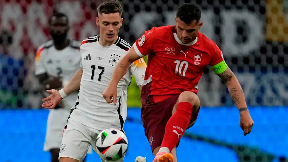 Wirtz (17) y Xhaka (10) disputan un bal&oacute;n, durante Suiza 1-1 Alemania en Frankfurt. CLAR&Iacute;N