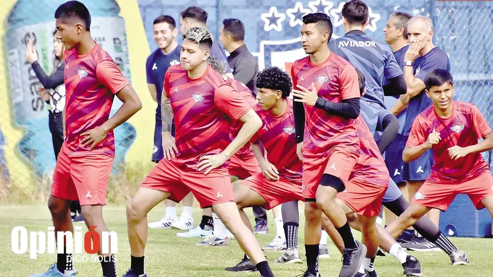 Futbolistas del Rojo llevan adelante un entrenamiento en el complejo de Alalay./ DICO SOL&Iacute;S
