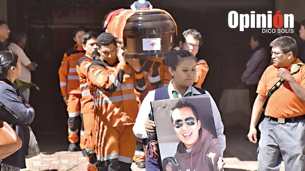 Familiares y amigos despiden al capit&aacute;n Ivo Mart&iacute;nez en Cochabamba./ DICO SOL&Iacute;S