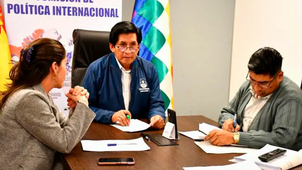 La sesi&oacute;n de la Comisi&oacute;n de Pol&iacute;tica Internacional del Senado. TOMADA DE OX&Iacute;GENO