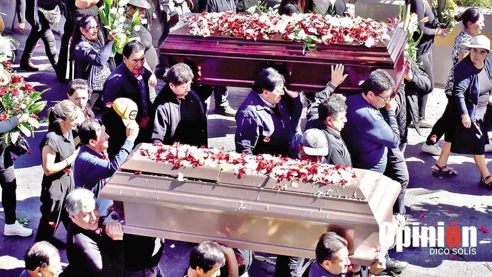 Familiares y amigos dan el &uacute;ltimo adi&oacute;s a los esposos asesinados en el Valle Bajo de Cochabamba./ DICO SOL&Iacute;S