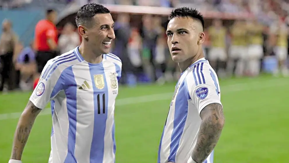 &Aacute;ngel Di Mar&iacute;a (i) y Lautaro Mart&iacute;nez (d), durante un juego anterior de la Scaloneta./ AFA