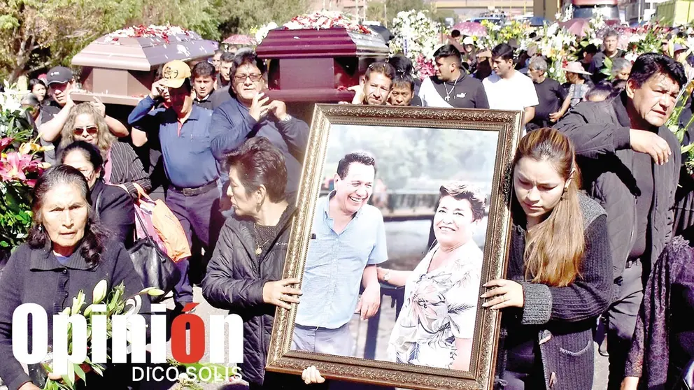 Familiares y amigos dan el último adiós a los esposos asesinados en el Valle Bajo de Cochabamba, el 2 de julio./  DICO SOLÍS