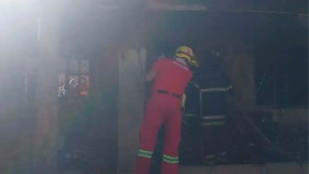 Uno de los bomberos de la Polic&iacute;a tras el siniestro en el Plan 3.000. El Deber
